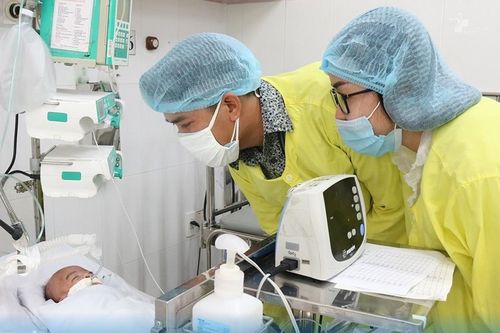 Em bé bị bỏ rơi ở cổng chùa được cha mẹ nhận lại