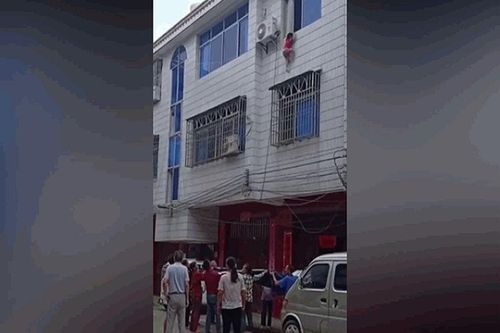 nhà một mình, bé gái 4 tuổi rơi khỏi cửa sổ tầng 3