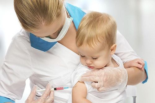 Bé gái tử vong sau tiêm vắc xin: Lưu ý trước và sau khi tiêm chủng