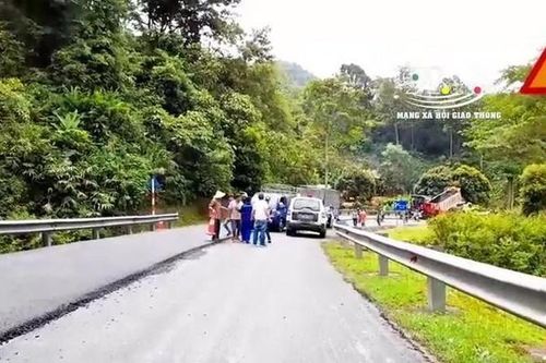 Ba tài xế ẩu đả giữa đường, quốc lộ 279 ùn tắc hàng giờ