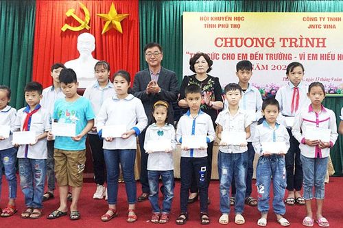 Phú Thọ: Trên 5 tỷ đồng hỗ trợ cho học sinh, gia đình và nhà trường