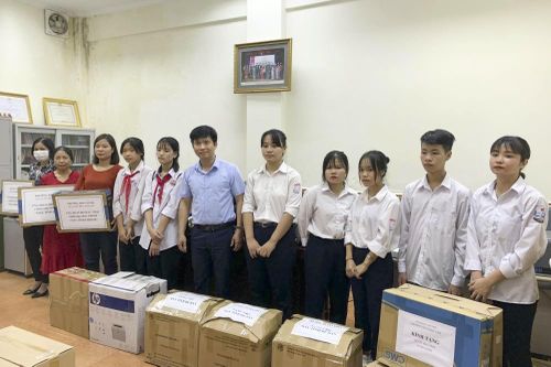 Hà Nội: Tặng máy tính cho giáo viên, học sinh có hoàn cảnh khó khăn