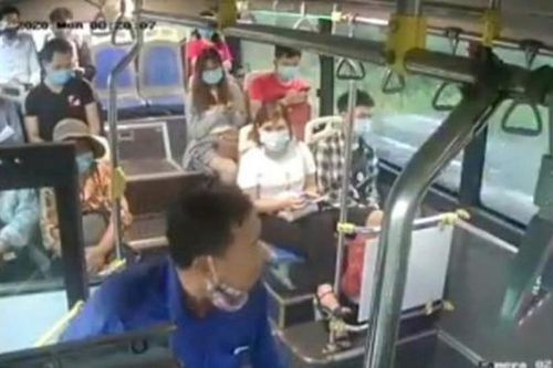 Phạt người đàn ông nhổ nước bọt vào nhân viên xe buýt 300.000 đồng