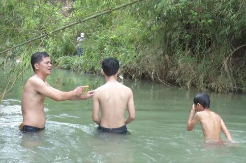 Thầy giáo 5 năm dạy bơi miễn phí cho học sinh