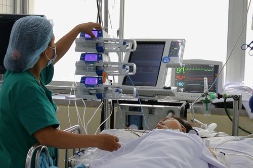 Nữ công nhân nghèo bị xe lu cán trọng thương trên công trường
