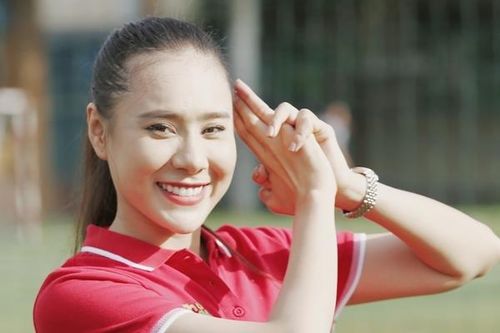 Hồ Bích Trâm vừa quay show, vừa bán hàng online vì gánh nặng gia đình