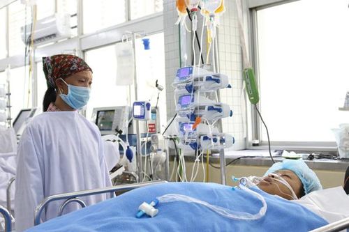 Mổ khẩn cấp cho cô gái bị xe lu cán
