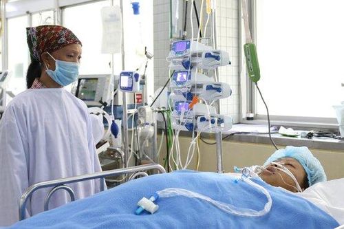 Cấp cứu bệnh nhân sốc mất máu vì bị xe lu cán dập nát đùi