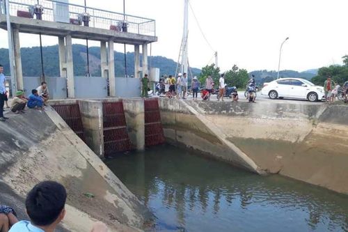 Đón chị đi học về, bé gái 6 tuổi ngã xuống kênh mất tích
