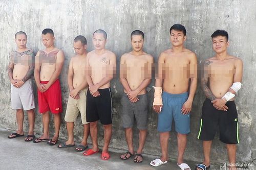 Xích mích với 1 cô gái, hai nhóm thanh niên dùng hung khí giải quyết mâu thuẫn