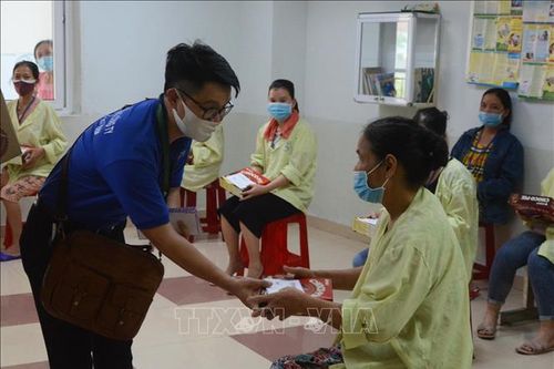 Tuổi trẻ Khối các cơ quan Trung ương tặng quà cho bệnh nhân khó khăn tại Đà Nẵng