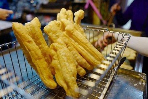 Sự thật đằng sau miếng quẩy chiên nóng rán giòn