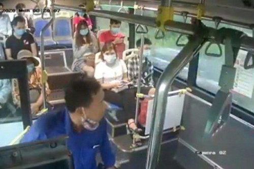 Phạt tiền người đàn ông nhổ nước bọt vào phụ xe buýt
