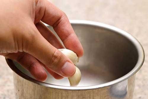 6 mẹo bóc tỏi siêu nhanh lại không bị ám mùi