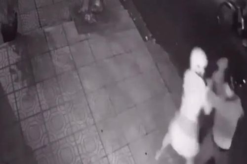Clip: Cô gái bị nhóm cướp khống chế, cướp xe máy lúc giữa đêm