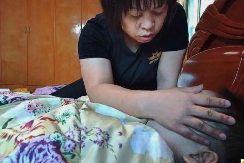 Đang trùm khăn liệm thì thấy ngón tay con gái cử động, mẹ vỡ òa hạnh phúc khi biết sự thật