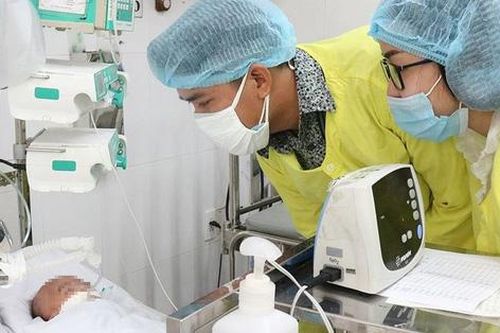 Ba mẹ bé trai bị bỏ rơi trước cổng chùa đến bệnh viện xin nhận con