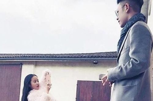 Ngoài con gái hay ăn mặc quê mùa, Triệu Vy còn một con trai nhiều năm giờ lộ mặt