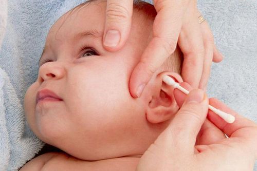 Mách mẹ cách lấy ráy tai khô cứng cho bé an toàn