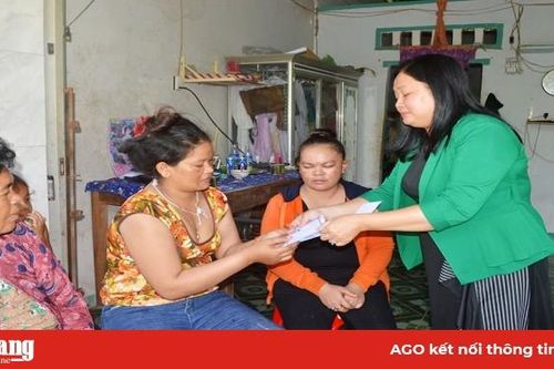 Công ty Cổ phần Môi trường đô thị An Giang trao tiền hỗ trợ gia đình 5 trẻ em bị đuối nước tại xã Văn Giáo