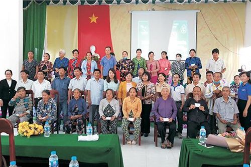Tặng 378 thẻ bảo hiểm y tế cho hộ cận nghèo và học sinh có hoàn cảnh khó khăn