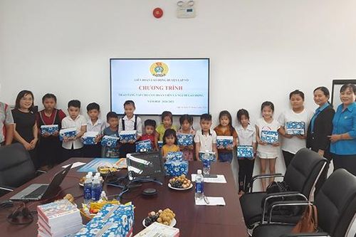 Công đoàn mang niềm vui đến cho con của đoàn viên và người lao động nhân dịp năm học mới