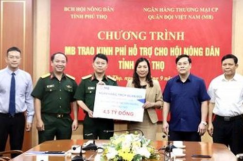 Trao 4,5 tỷ đồng cho Quỹ hỗ trợ nông dân nghèo tỉnh Phú Thọ