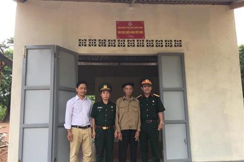 Bàn giao nhà tình nghĩa cho cựu chiến binh Hồ Xa Re