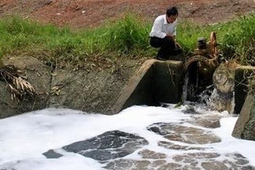 35 doanh nghiệp và 12 bệnh viện bị xử phạt vi phạm môi trường