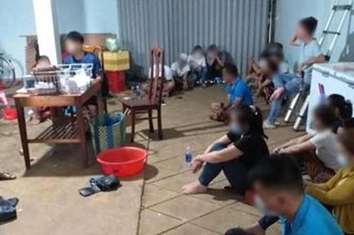 Đến quán cà phê rồi 'đón đoàn' đi... đánh bạc
