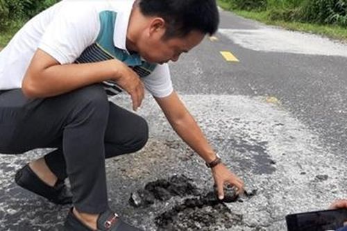 Hư hỏng, chắp vá chằng chịt trên Quốc lộ 14C đoạn qua tỉnh Kon Tum