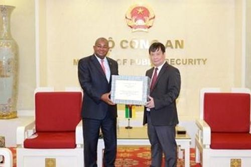 Bộ Công an Việt Nam trao trang thiết bị y tế tặng Bộ Nội vụ Mozambique