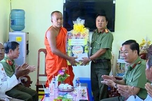 Công an tỉnh Bạc Liêu thăm và chúc mừng Lễ Sen Dolta 2020