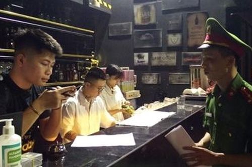 Quán bar, karaoke chung tay phòng dịch COVID-19 khi mở cửa hoạt động