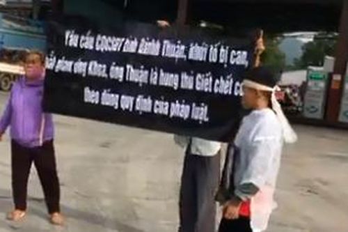 Vận động nhóm người mặc đồ tang mang băng rôn kêu cứu về nhà