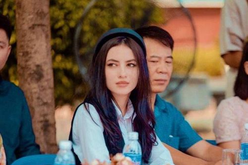 Ngắm gương mặt xinh như búp bê của cô giáo Tây trong lễ khai giảng ở Việt Nam