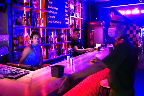 Trước giờ đón khách, quán bar, karaoke chấp hành nghiêm quy định phòng dịch