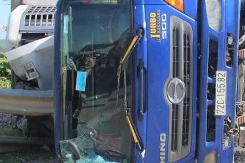 Nghệ An: Mất lái, xe tải húc văng dải phân cách rồi lật ngiêng giữa đường sắt