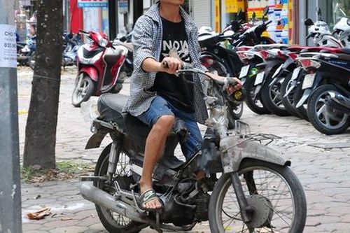 Cận cảnh những chiếc xe máy cũ nát đến mức không thể nát hơn trên mọi ngả đường của Hà Nội