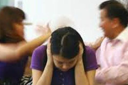 Bố mẹ kêu chịu đựng nhau chỉ vì con nhưng đến khi con gái xin tiền học thì nhận được câu trả lời như đâm vào tim của mẹ