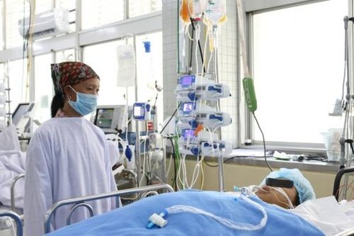 Xúc cát sỏi trên đường, nữ công nhân bị xe lu cán cận kề 'cửa tử'