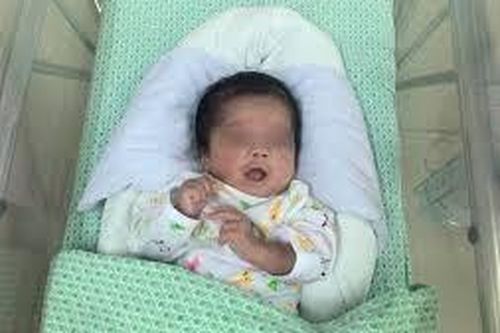 Bé sơ sinh xuất viện, về tổ ấm mới
