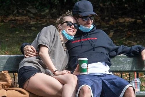 Robert Pattinson và bạn gái hẹn hò ở công viên