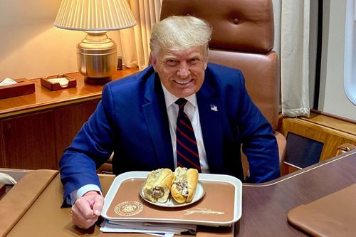 Tổng thống Trump ăn món giống bánh mì Việt Nam