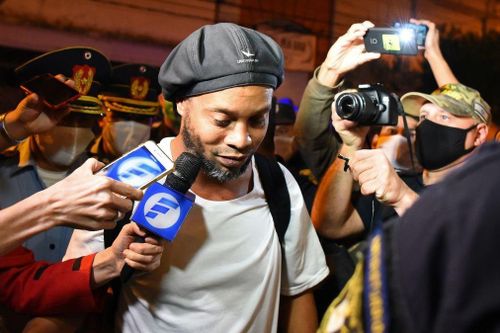 Ronaldinho và những danh thủ phá sản sau các vụ bê bối