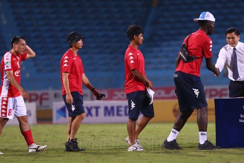 Công Phượng và đồng đội buồn bã lên nhận huy chương đồng sau trận thua Hà Nội FC