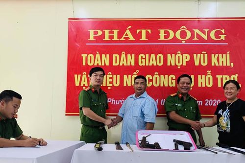Vận động nhân dân tự nguyện giao nộp vũ khí, vật liệu nổ