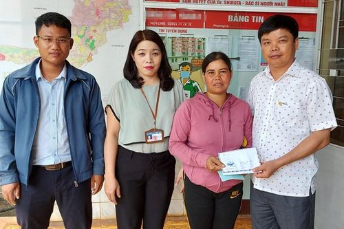 Bạn đọc Báo SGGP hỗ trợ 40 triệu đồng cho em Liên phẫu thuật mắt