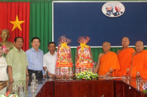 Thăm hỏi, chúc mừng lễ Sene Dolta đồng bào Khmer tại Sóc Trăng
