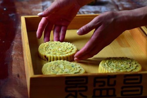 Tận mắt quy trình làm bánh Trung thu của tiệm bánh 160 năm tuổi